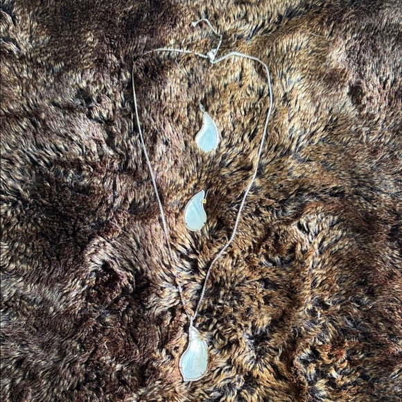 Kendra Scott Chic Silver Teardrop Pendant Necklace Set w/ ivory mother of pearl - Picture 2 of 4